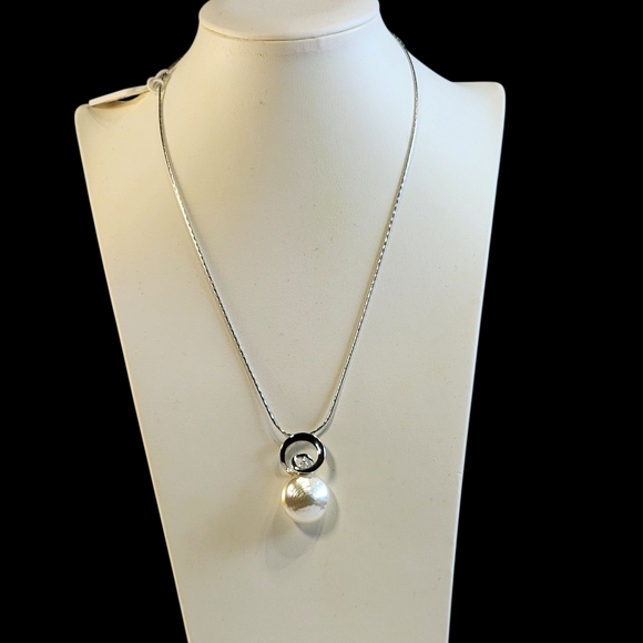 Elegant Sterling Silver and Black Pendant Necklace - Picture 1 of 1